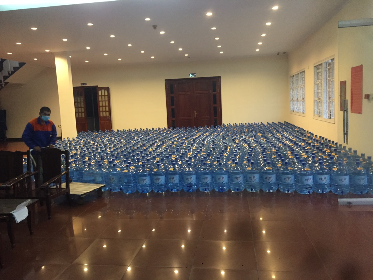Hình ảnh tài trợ nước uống Việt UP tại UBND Quận Bình Thạnh – TPHCM
